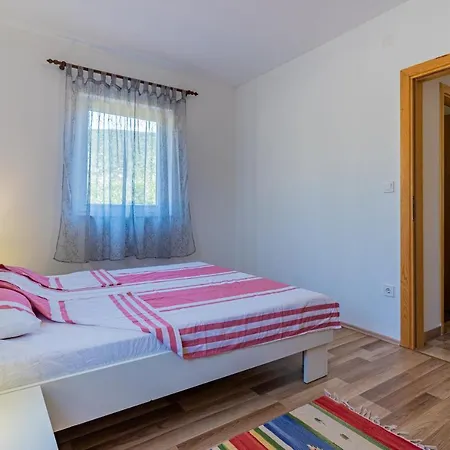 Apartmani Cres شقة *